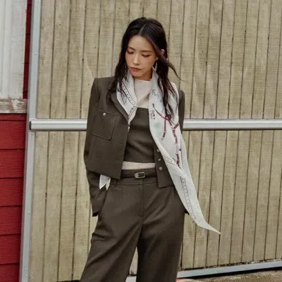 (JJ지고트) 모던 뷔스티에 배색 블라우스 GS9A0BL502