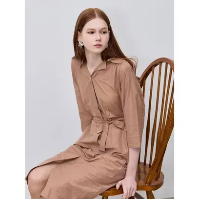 고급스러운 벨티드 턱 셔츠 원피스