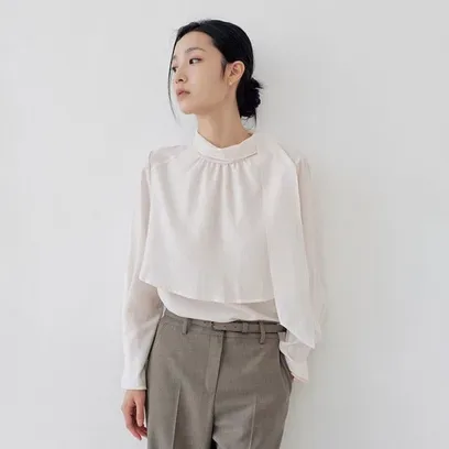 (JJ지고트) 레이어 백 리본 하이넥 블라우스 GS9A0BL521